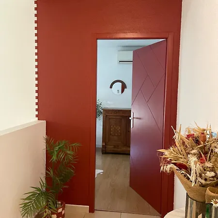 House With Terrace 10 Minutes From The Apartment